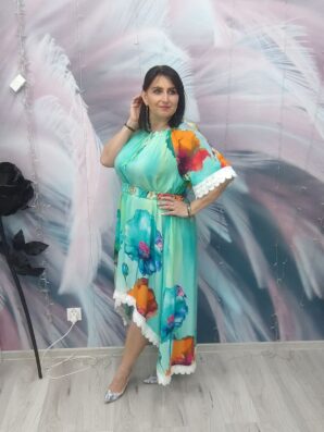 Sukienka asymetryczna maxi w kwiaty – lekka, zwiewna, z paskiem w talii.