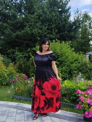 Sukienka damska maxi czarna w czerwone kwiaty z hiszpańskim dekoltem