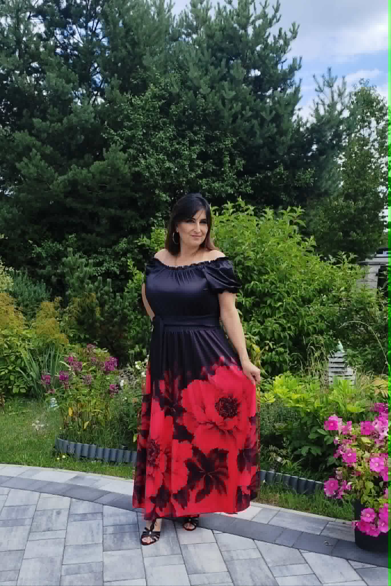 Sukienka damska maxi czarna w czerwone kwiaty z hiszpańskim dekoltem